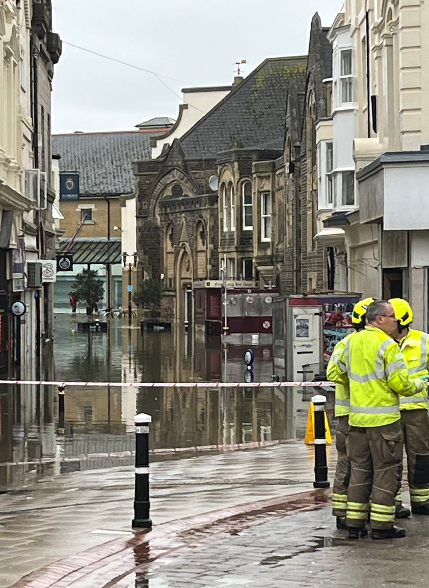 Shopping centre evacuated due to flooding as Met Office issues weekend